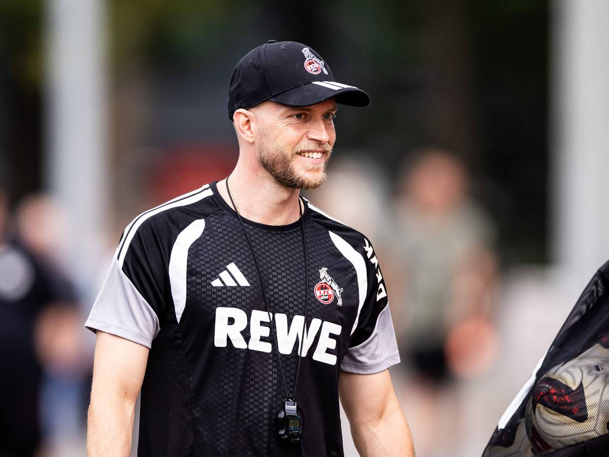 René Wagner lacht beim Training des 1. FC Köln.