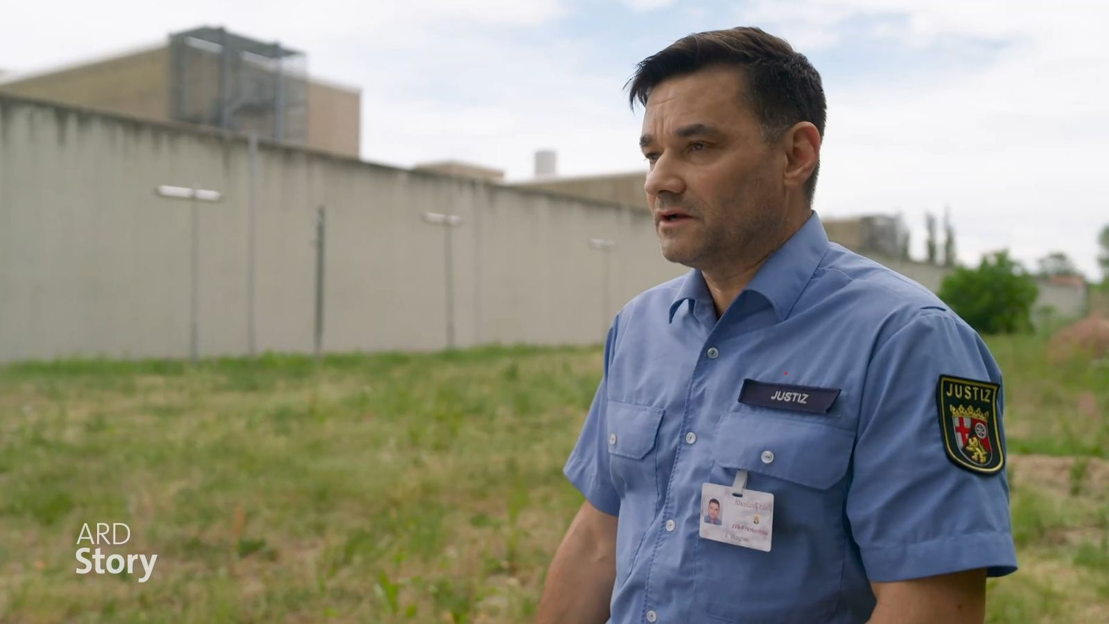 Per Faustschlag machte JVA-Beamter Jens Wagner einst eine Drohne unschädlich. Die Piloten konnte er jedoch nicht fassen. (Bild: ARD)