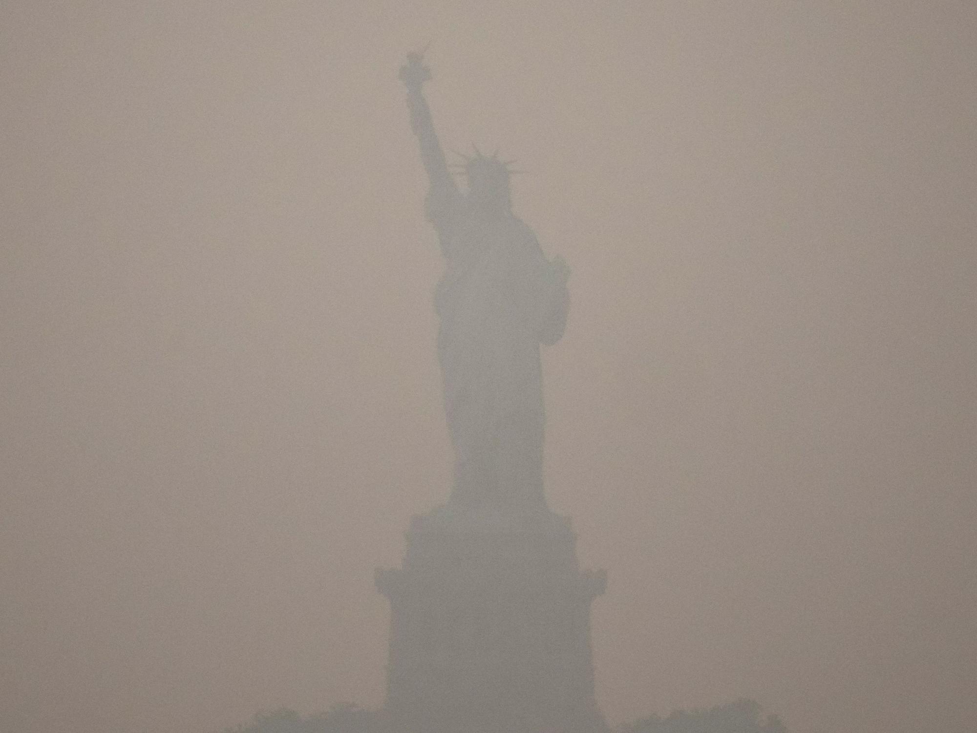 Die Freiheitsstatue ist wegen Rauch kaum zu sehen.