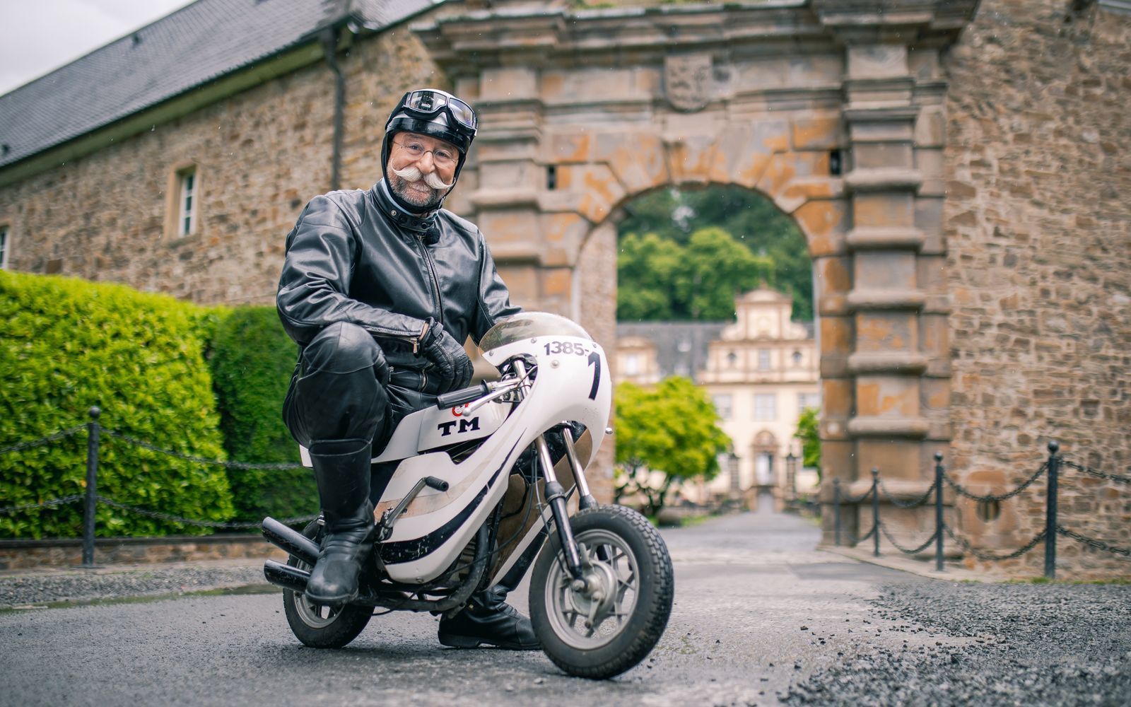 Horst Lichter düst auf zwei Rädern zum pittoresken Schloss Ehreshoven, wo die diesjährige „Bares für Rares XXL“-Sendung aufgezeichnet wurde. Die Ausstrahlung könnte jedoch unterbrochen werden - je nach Wetter. (Bild: ZDF/Eugen Shkolnikov)