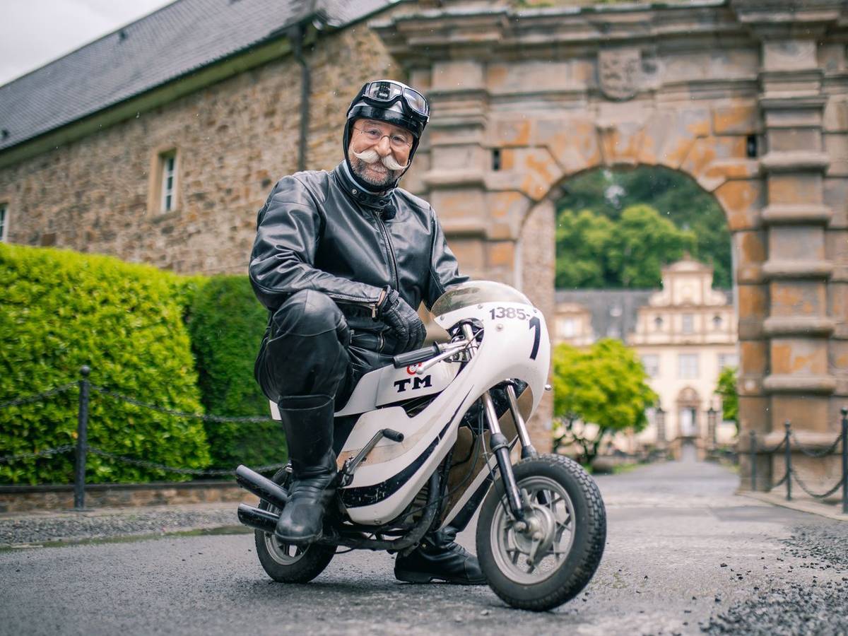 Horst Lichter düst auf zwei Rädern zum pittoresken Schloss Ehreshoven, wo die diesjährige „Bares für Rares XXL“-Sendung aufgezeichnet wurde. Die Ausstrahlung könnte jedoch unterbrochen werden - je nach Wetter. (Bild: ZDF/Eugen Shkolnikov)