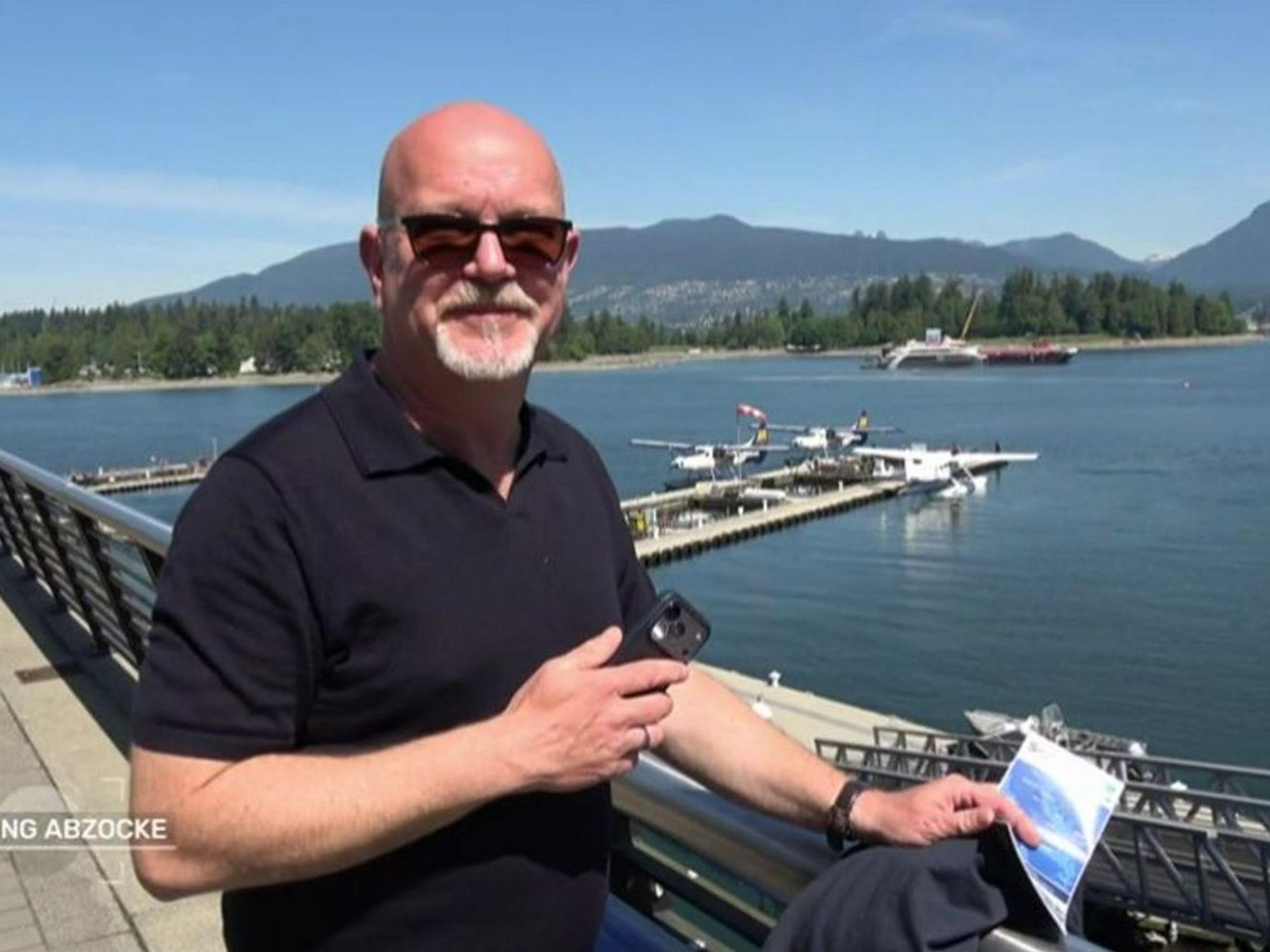 TV-Moderator Peter Giesel reist in der ersten Folge der neuen Staffel von „Achtung Abzocke“ nach Seattle und Vancouver. (Bild: Joyn)