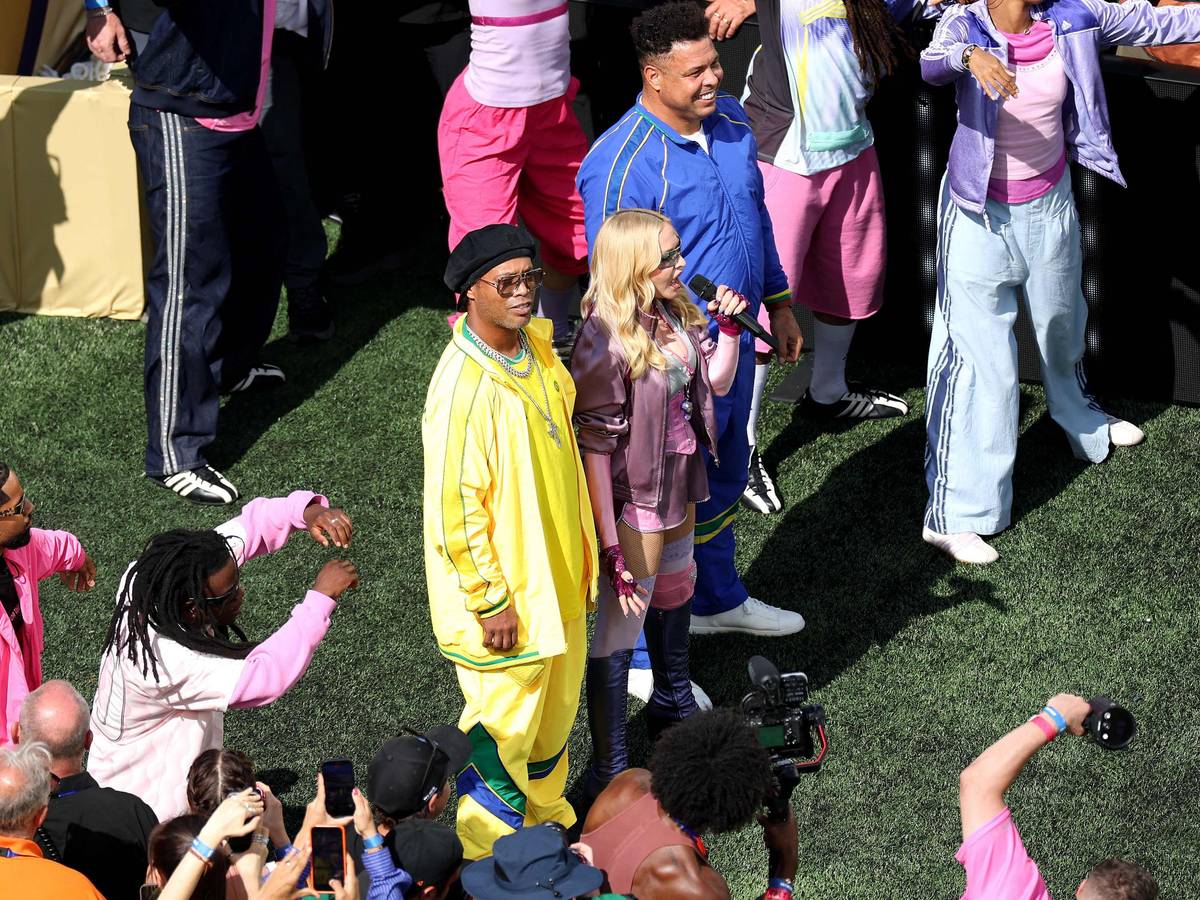 Madonna trat beim WM-Finale in der Halbzeitshow auf, neben ihr die Brasilien-Stars Ronaldo und Ronaldinho.