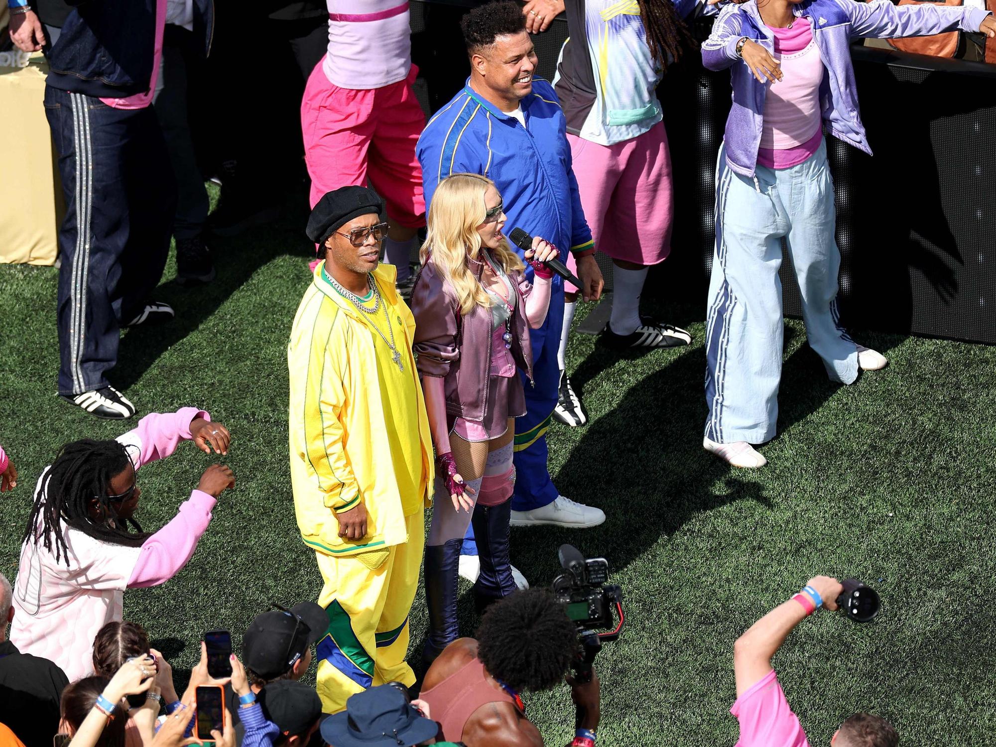 Madonna trat beim WM-Finale in der Halbzeitshow auf, neben ihr die Brasilien-Stars Ronaldo und Ronaldinho.