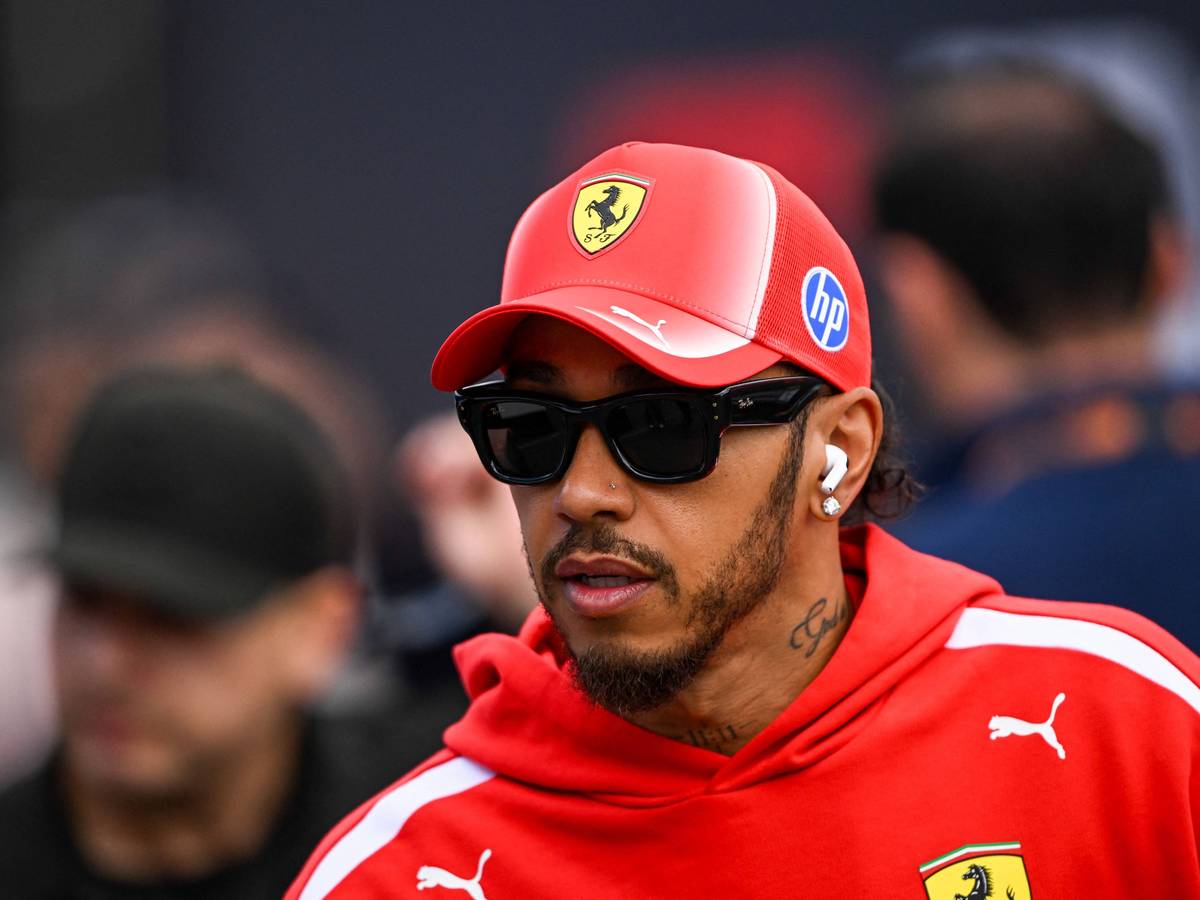 Lewis Hamilton mit Sonnenbrille und Ferrari-Kappe.