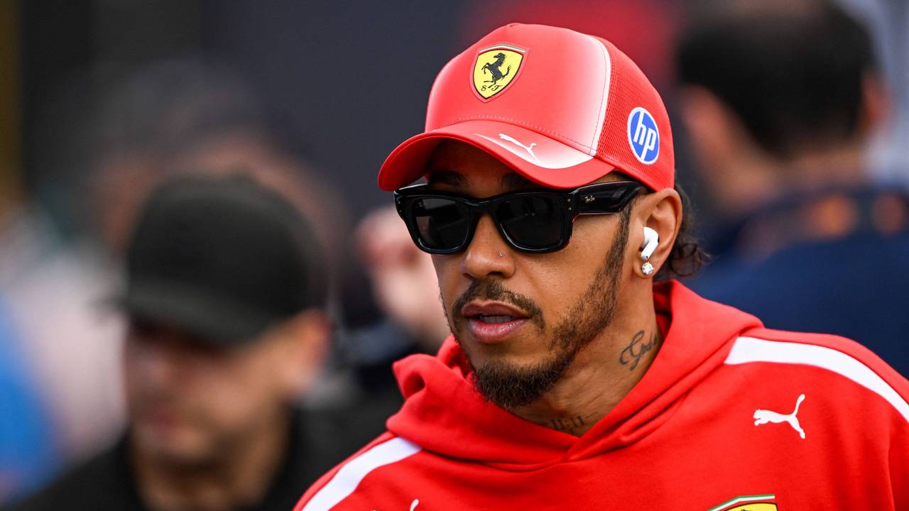 Lewis Hamilton mit Sonnenbrille und Ferrari-Kappe.