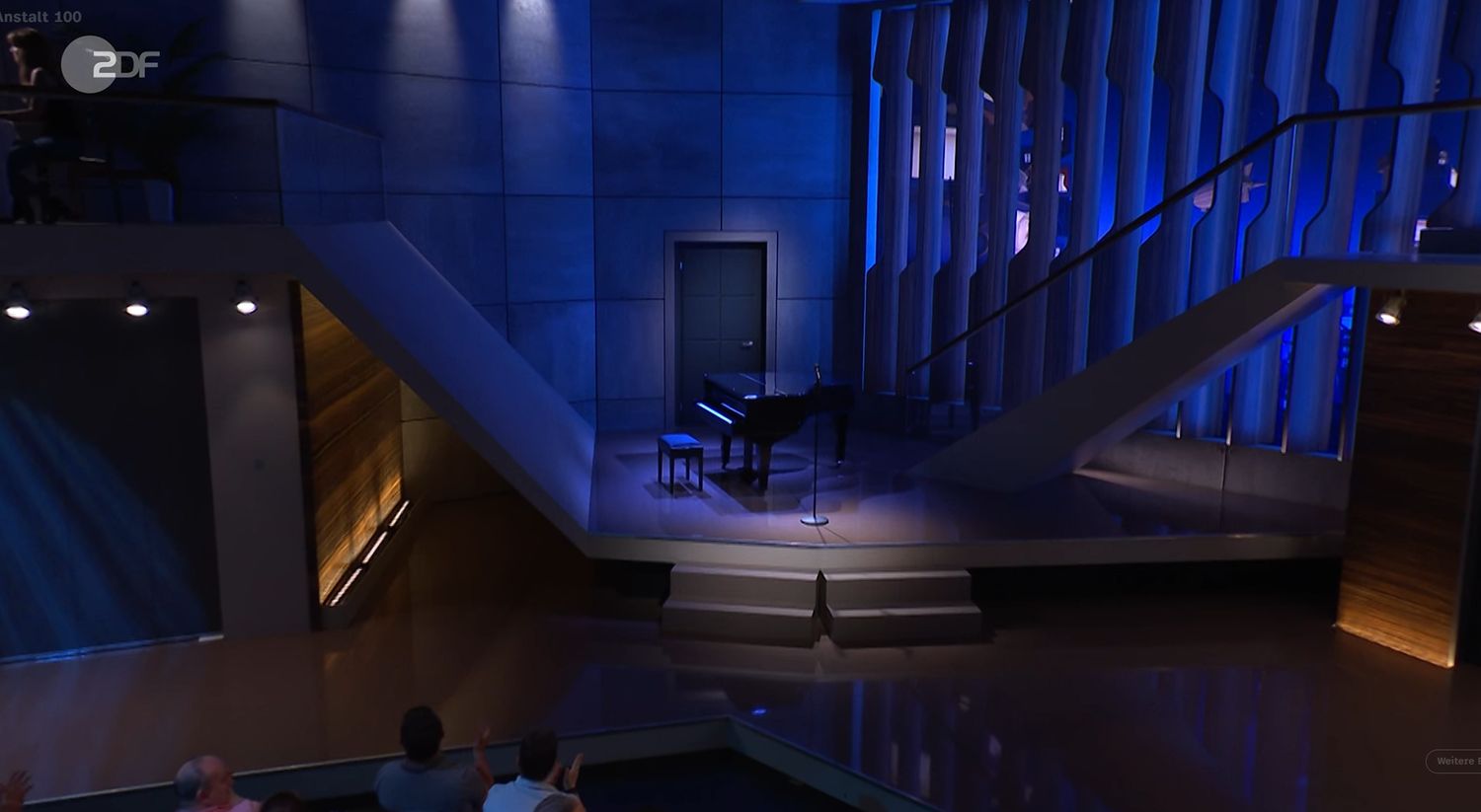 Ein leeres Piano in der Jubiläumssendung von „Die Anstalt”.