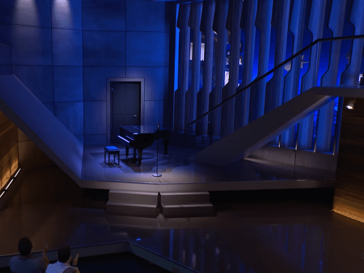 Ein leeres Piano in der Jubiläumssendung von „Die Anstalt”.