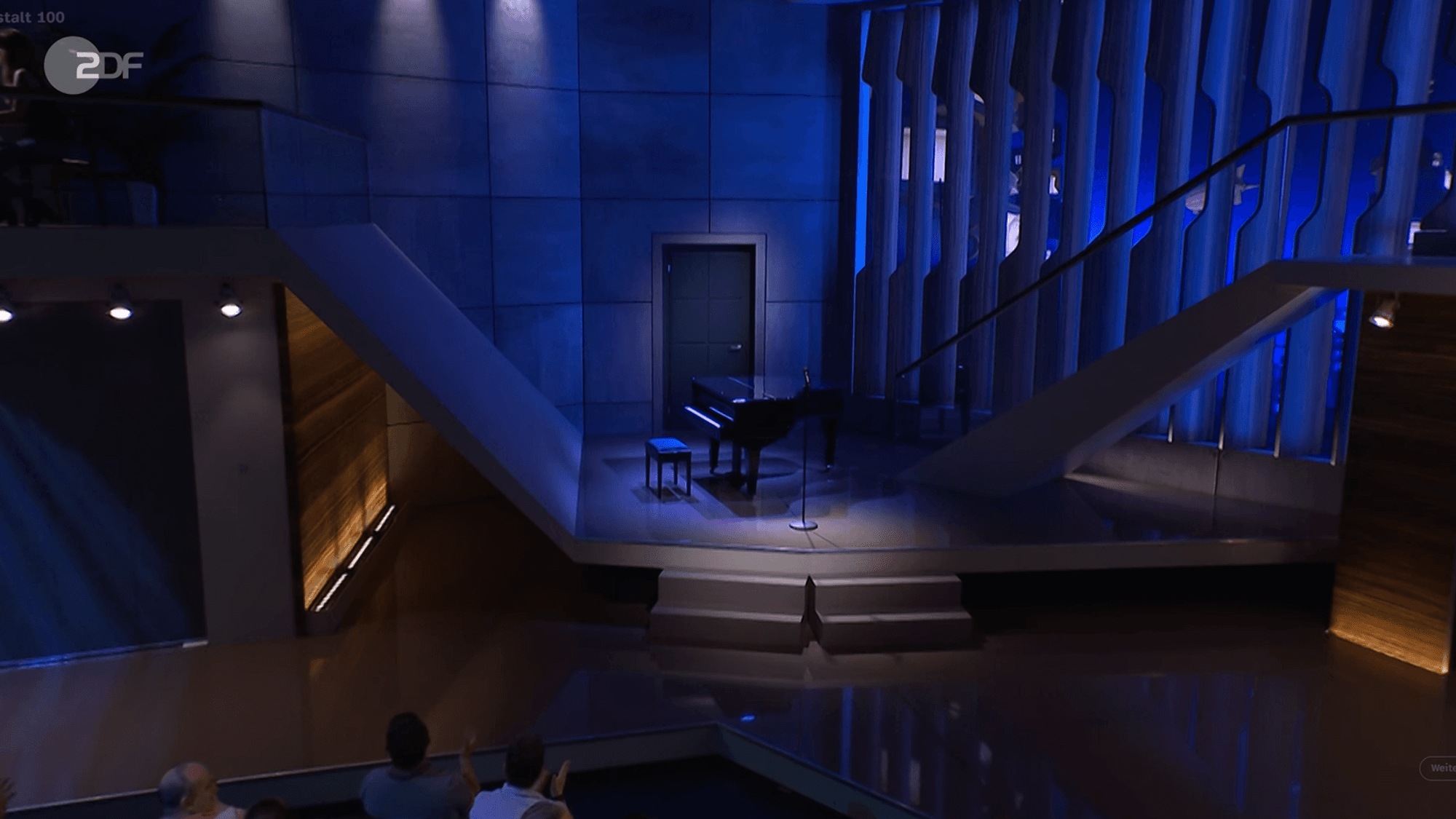 Ein leeres Piano in der Jubiläumssendung von „Die Anstalt”.