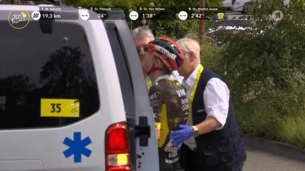 Jonas Vingegaard steigt mit schmerzverzerrtem Gesicht ins Auto des Tourarztes.