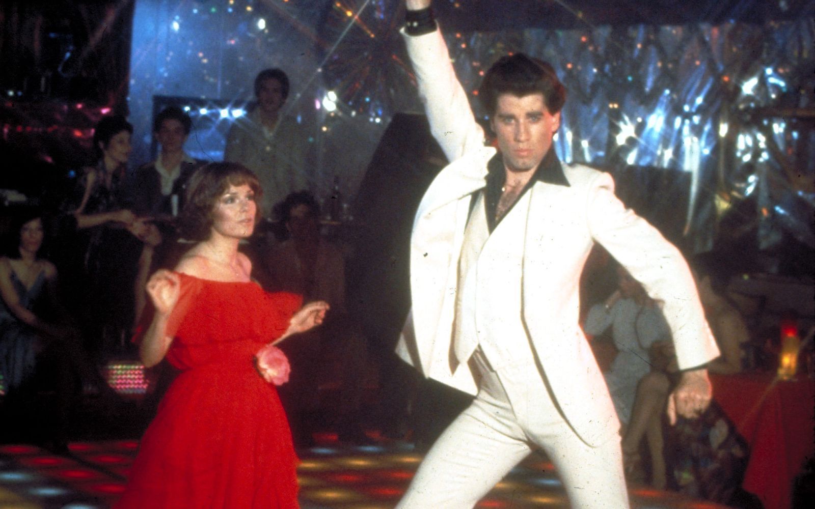 John Travolta (mit Karen Lynn Gorney) war die Rolle des Disco-Tanzgottes Tony wie auf den Leib geschneidert. (Bild: ARTE/2024 Paramount Pictures Corporation)