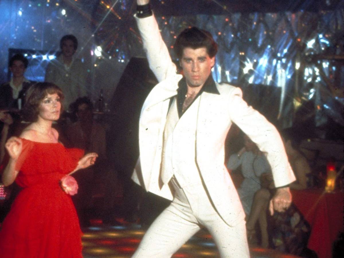 John Travolta (mit Karen Lynn Gorney) war die Rolle des Disco-Tanzgottes Tony wie auf den Leib geschneidert. (Bild: ARTE/2024 Paramount Pictures Corporation)