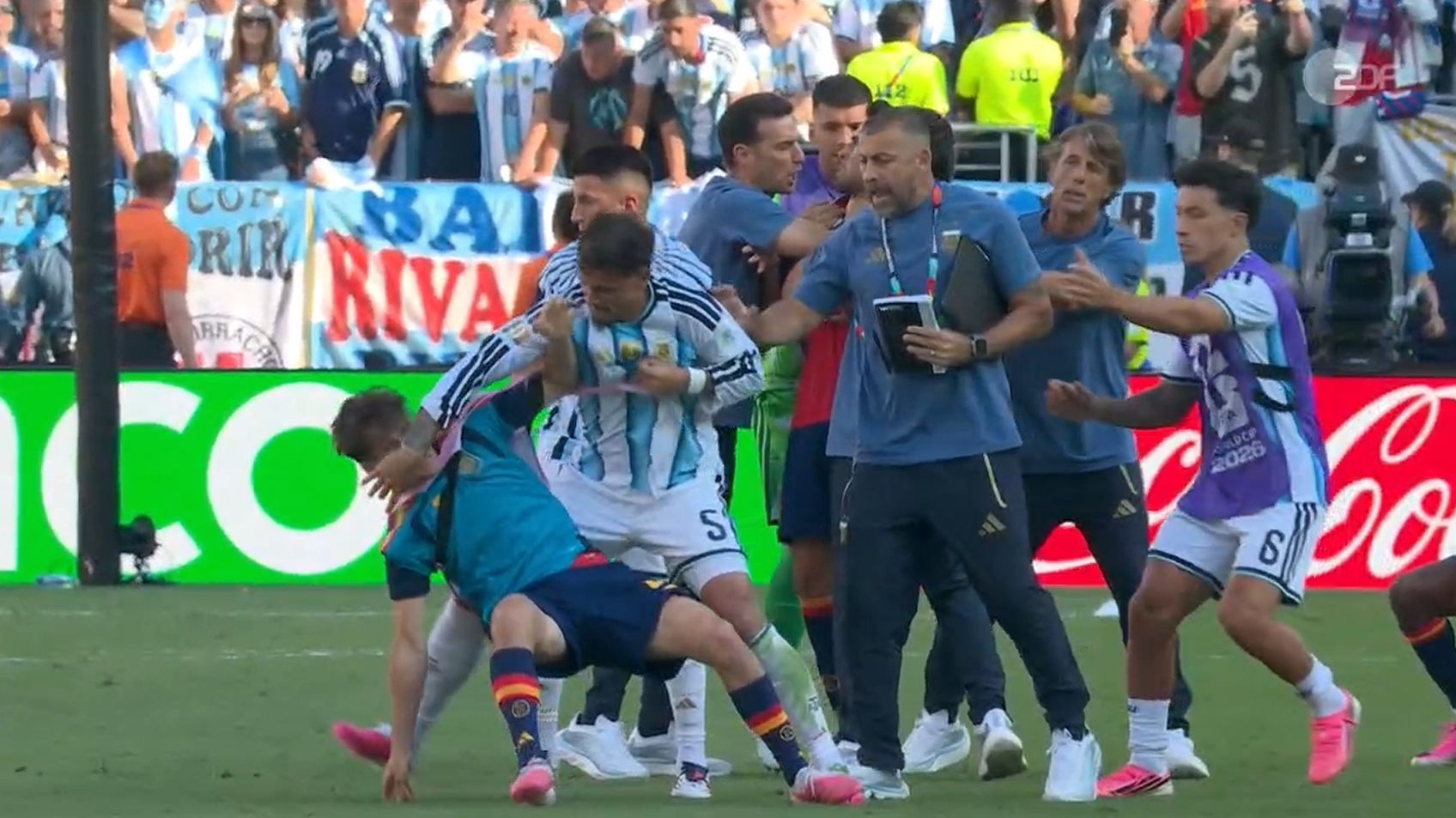 Leandro Paredes mit einer Tätlichkeit gegen Gabi. Zuvor war er bereits Eric Garcia an die Gurgel gegangen.