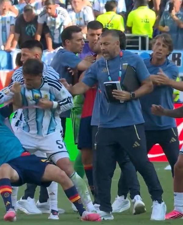 Leandro Paredes mit einer Tätlichkeit gegen Gavi. Zuvor war er bereits Eric Garcia an die Gurgel gegangen.