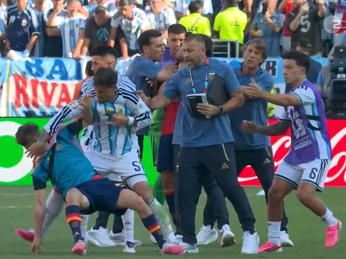 Leandro Paredes mit einer Tätlichkeit gegen Gavi. Zuvor war er bereits Eric Garcia an die Gurgel gegangen.