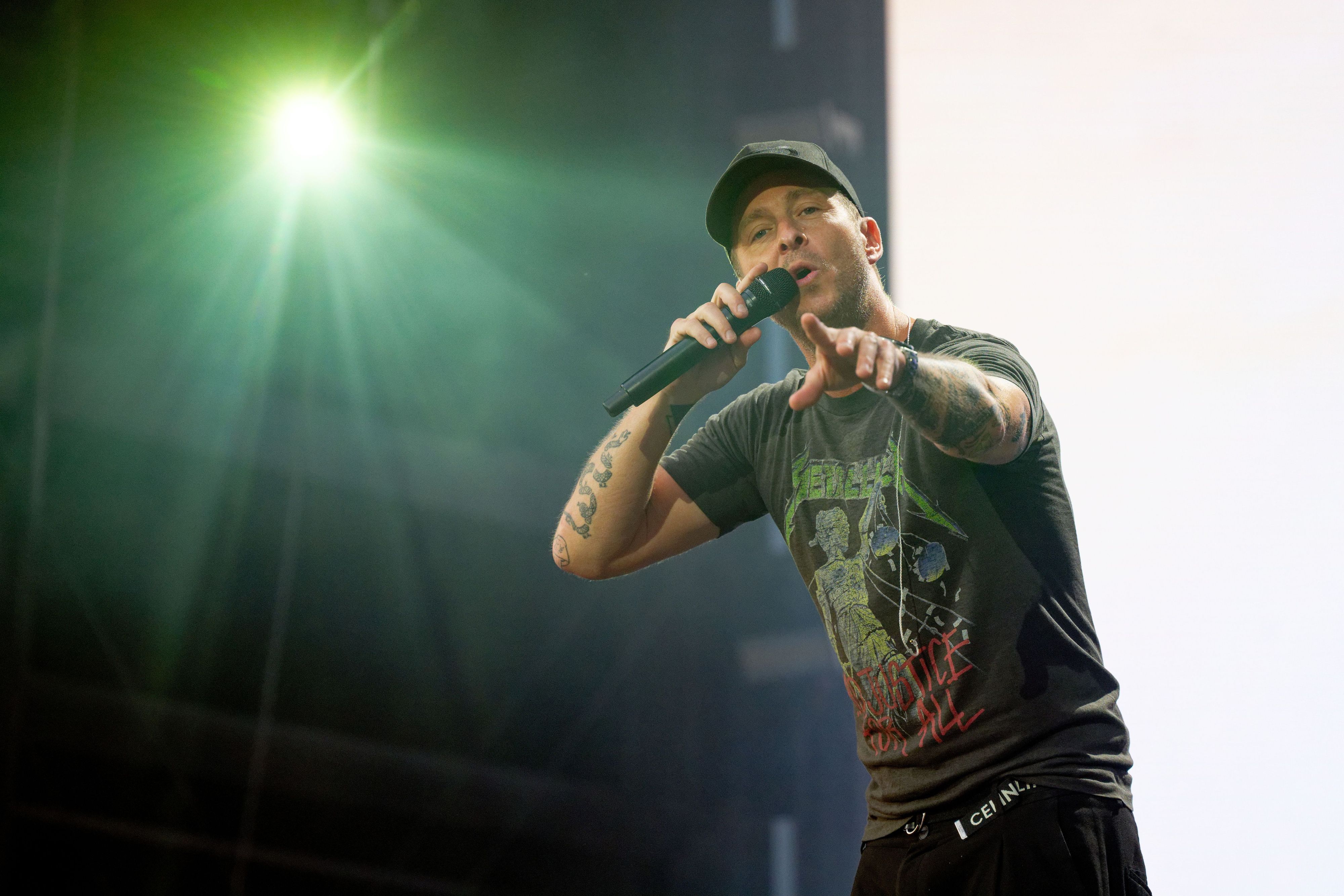 Der Sänger Ryan Tedder von der  Band OneRepublic steht bei einem Konzert in Düsseldorf auf der Bühne.