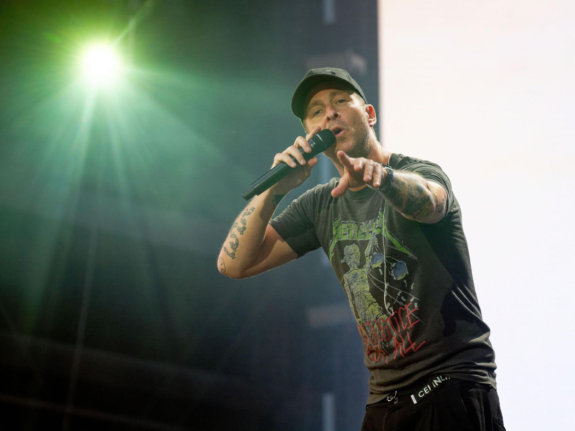 Der Sänger Ryan Tedder von der Band OneRepublic steht bei einem Konzert in Düsseldorf auf der Bühne.