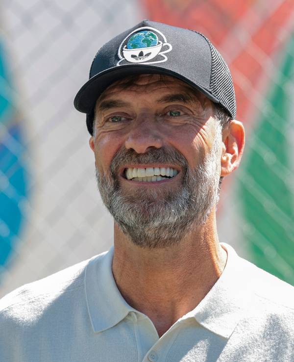 Am Spielfeldrand grinst Jürgen Klopp.