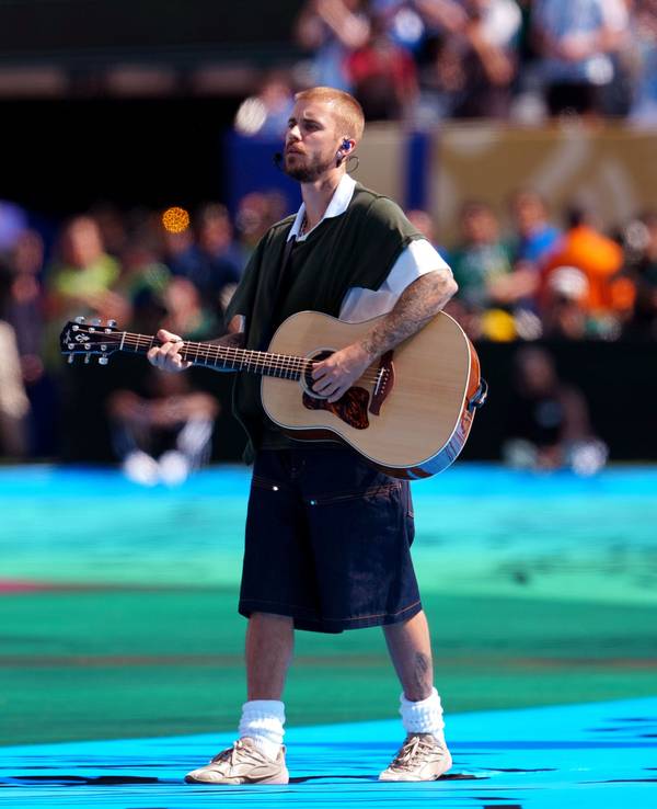 Justin Bieber mit Gitarre im Stadion.