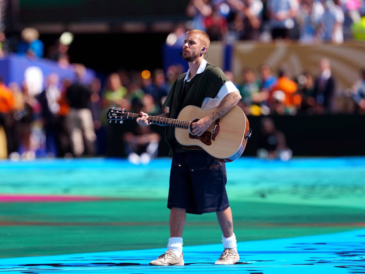 Justin Bieber mit Gitarre im Stadion.