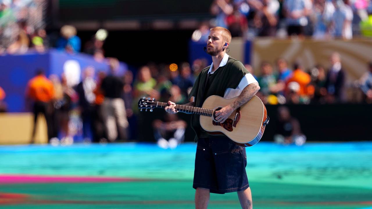 Justin Bieber mit Gitarre im Stadion.