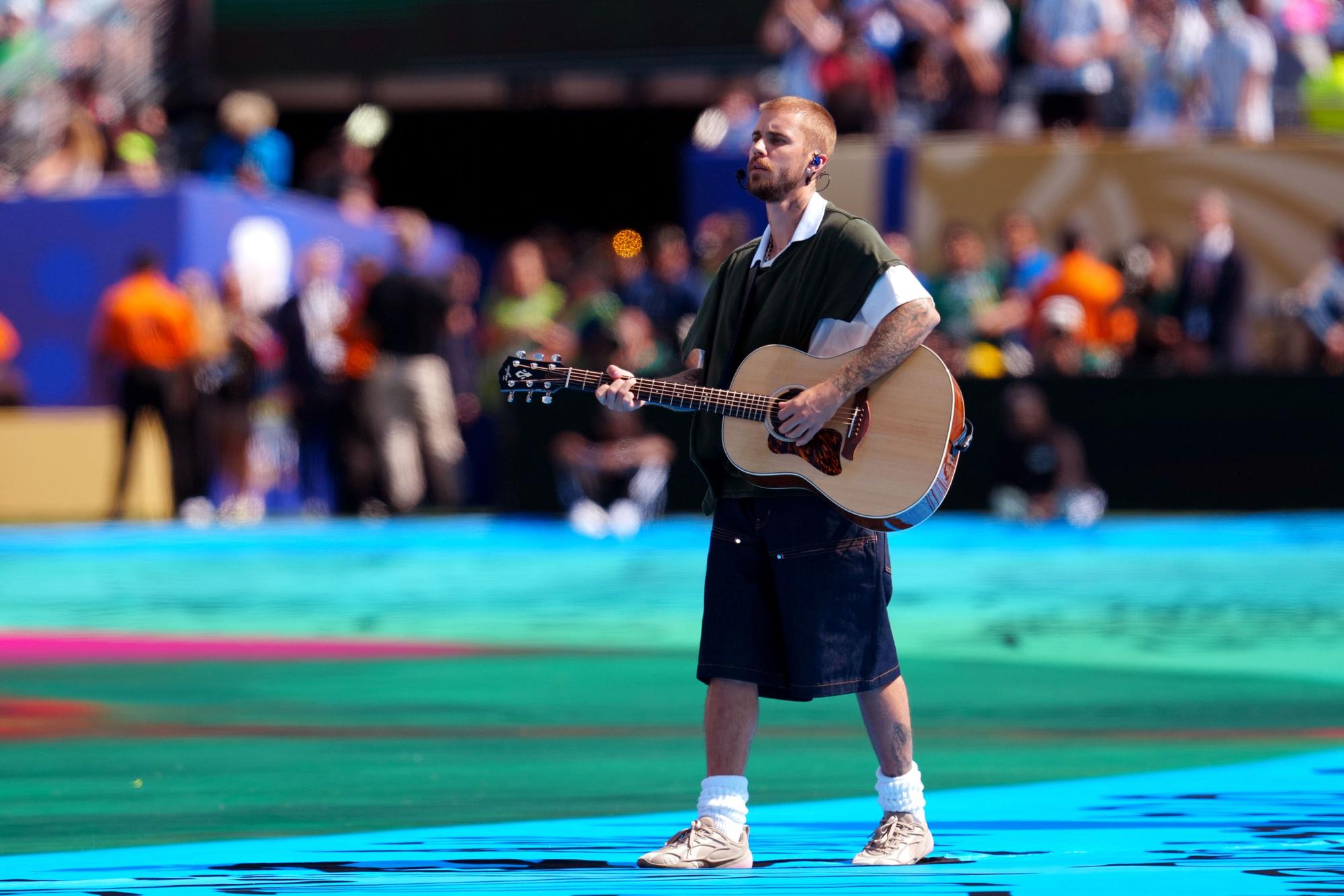 Justin Bieber mit Gitarre im Stadion.
