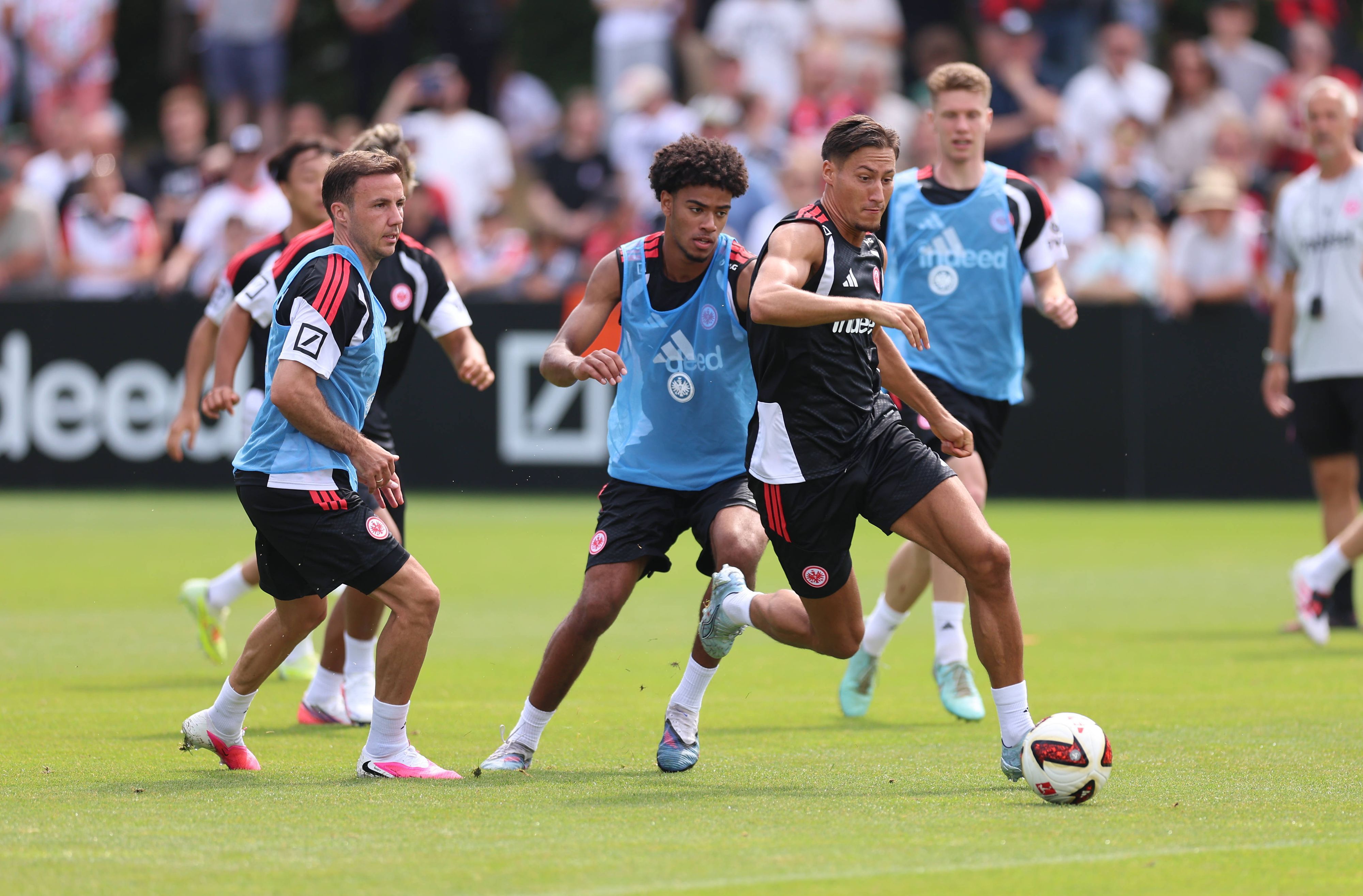 Mario Götze, Malik Pimpong, Younes Ebnoutalib beim Fußballtraining