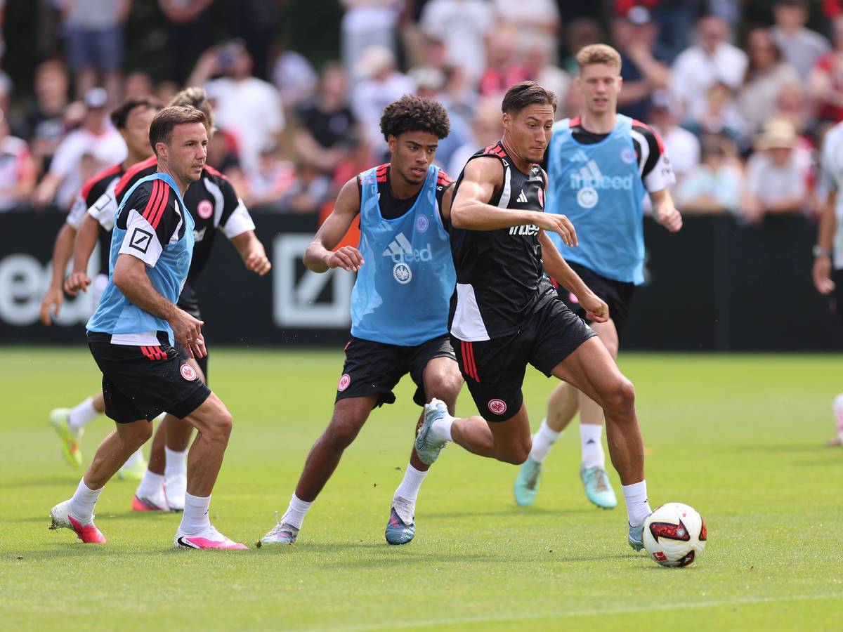 Mario Götze, Malik Pimpong, Younes Ebnoutalib beim Fußballtraining