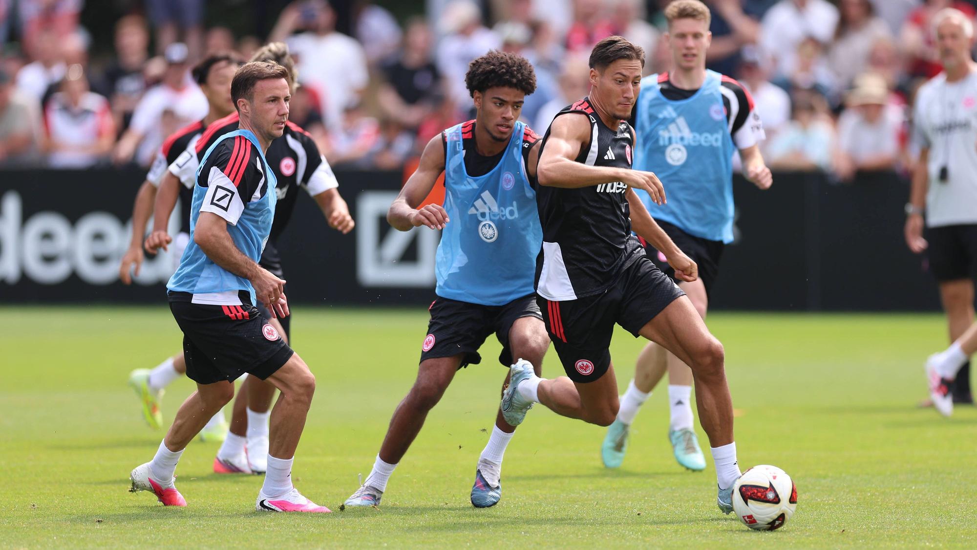 Mario Götze, Malik Pimpong, Younes Ebnoutalib beim Fußballtraining