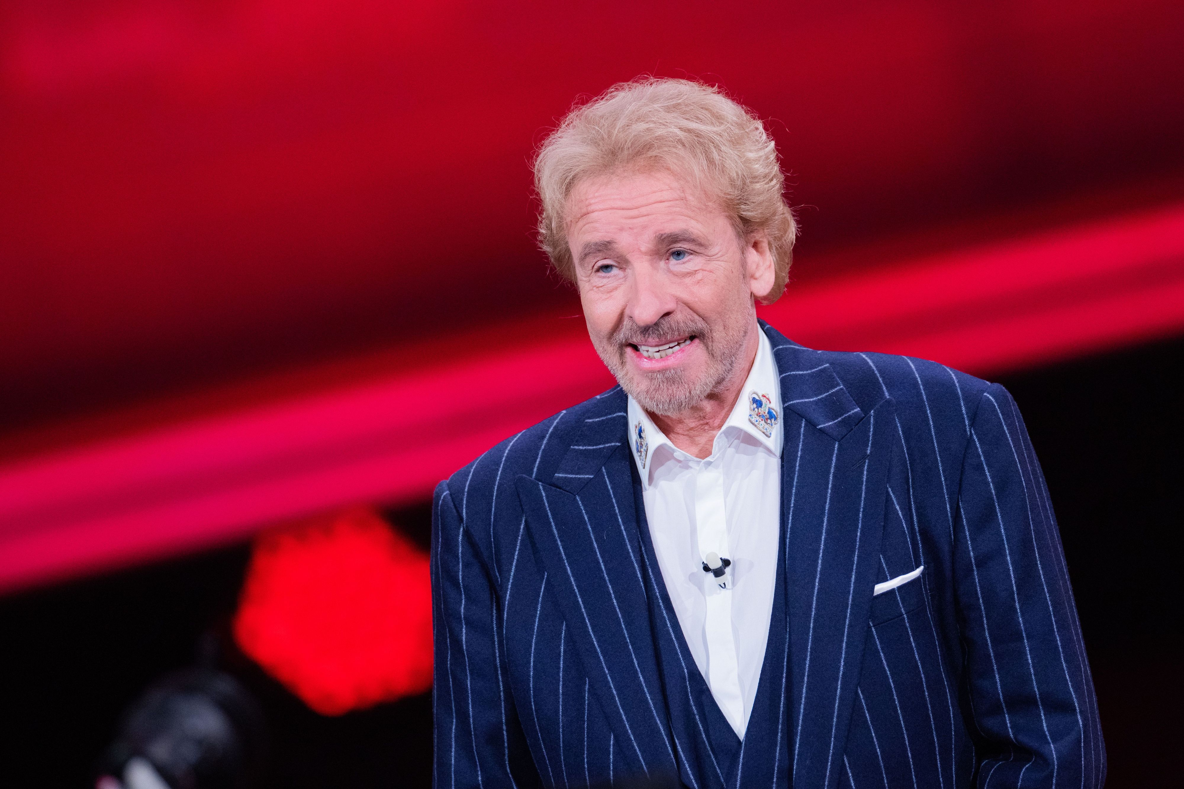 Thomas Gottschalk steht auf einer Bühne.