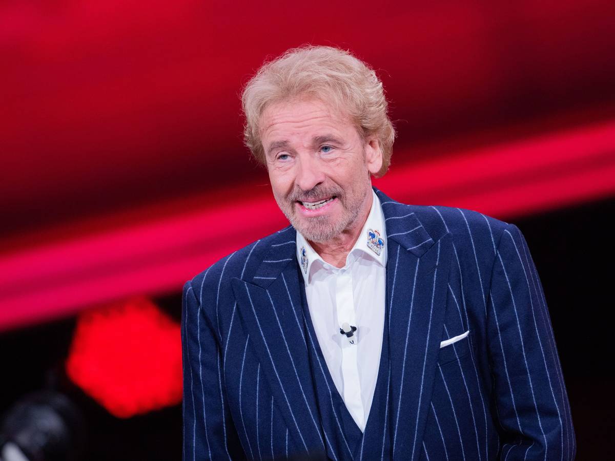 Thomas Gottschalk steht auf einer Bühne.