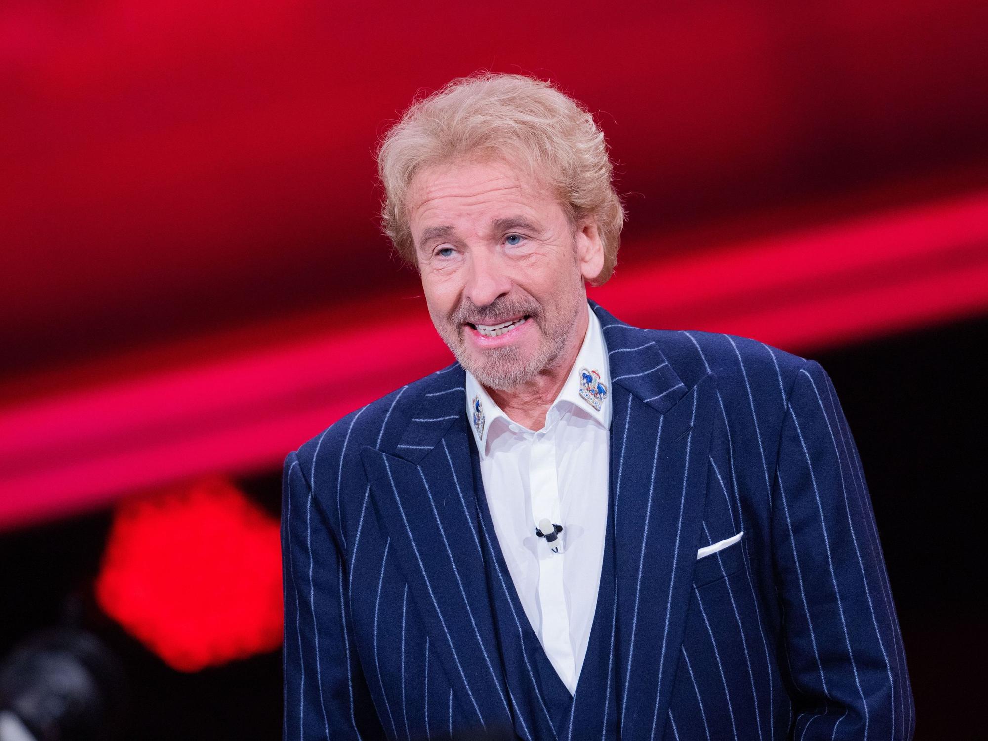 Thomas Gottschalk steht auf einer Bühne.