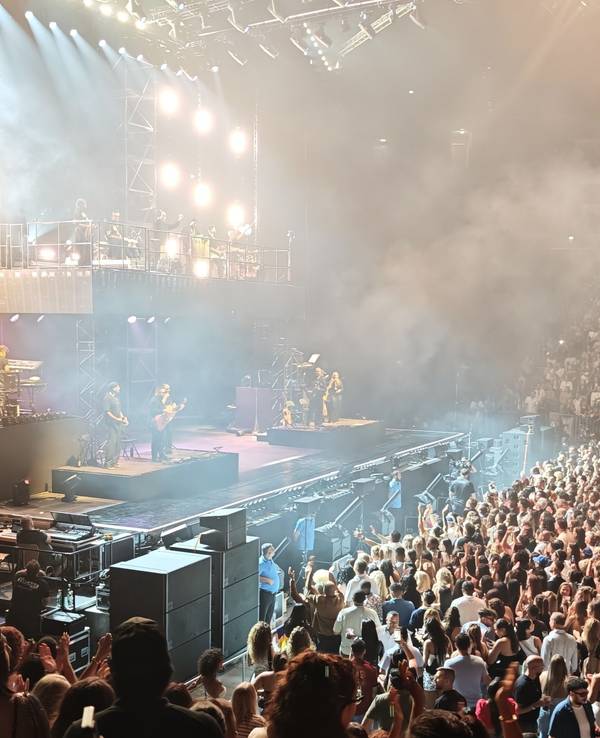 Blick auf die hell erleuchtete Bühne beim Konzert von Romeo Santos & Prince Royce in der Lanxess-Arena in Köln.