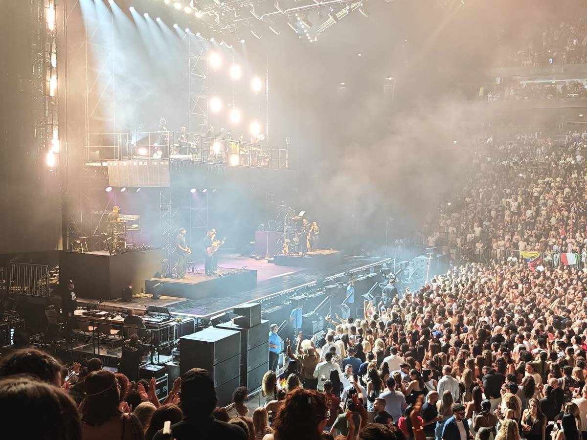 Blick auf die hell erleuchtete Bühne beim Konzert von Romeo Santos & Prince Royce in der Lanxess-Arena in Köln.