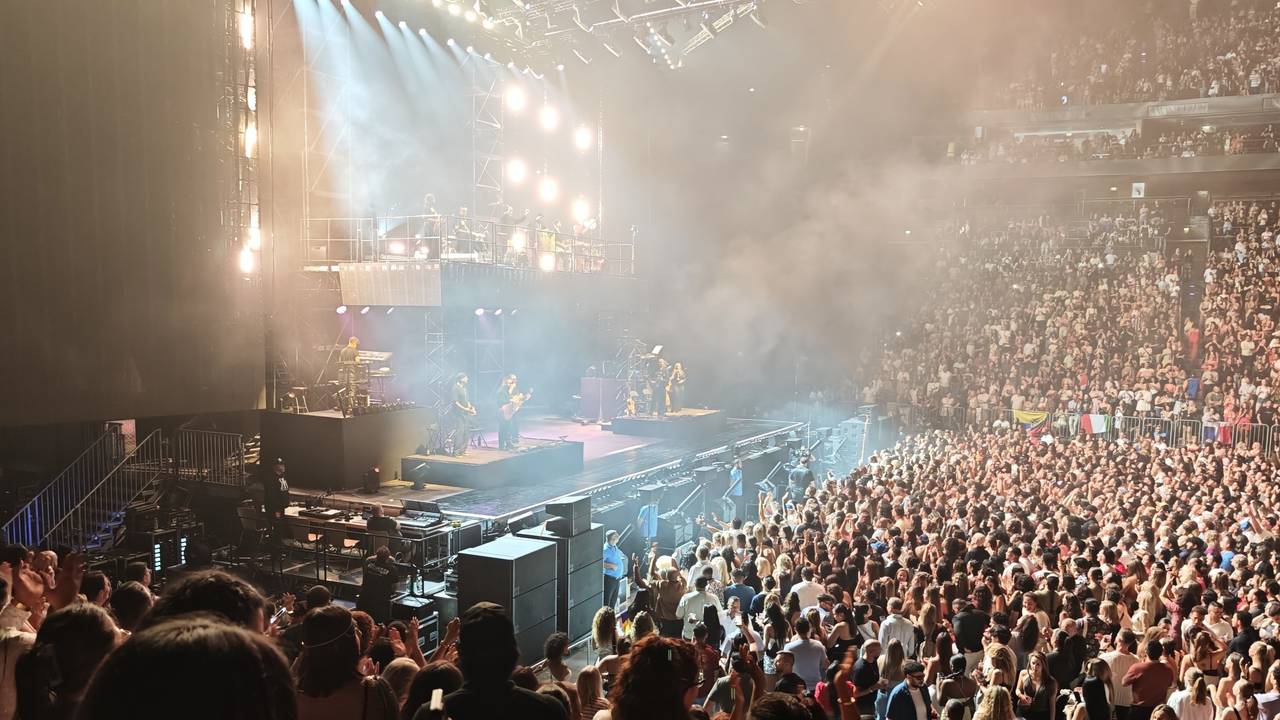 Blick auf die hell erleuchtete Bühne beim Konzert von Romeo Santos & Prince Royce in der Lanxess-Arena in Köln.