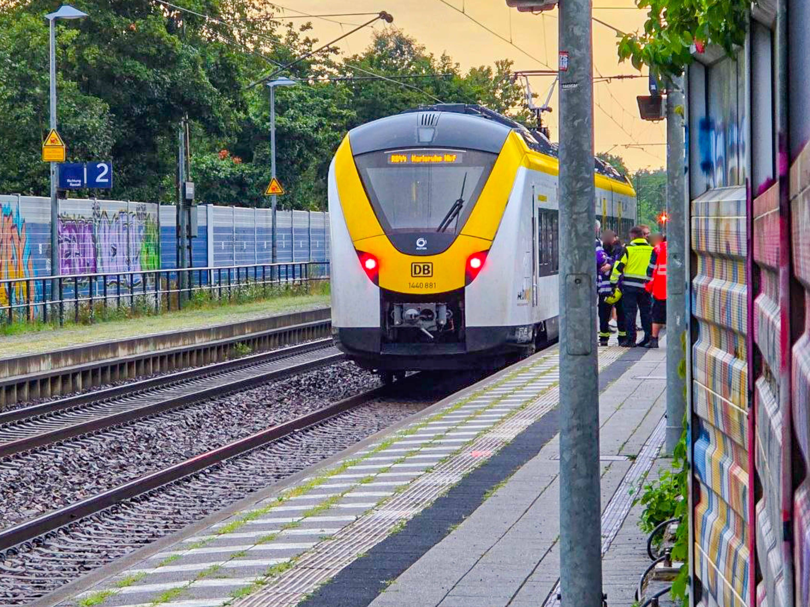 Schockierender Vorfall im Regio: Ein Streit eskaliert bei einer Fahrscheinkontrolle. Ein Bahnmitarbeiter wird derart heftig attackiert, dass er aus dem 120 km/h schnellen Zug stürzt.