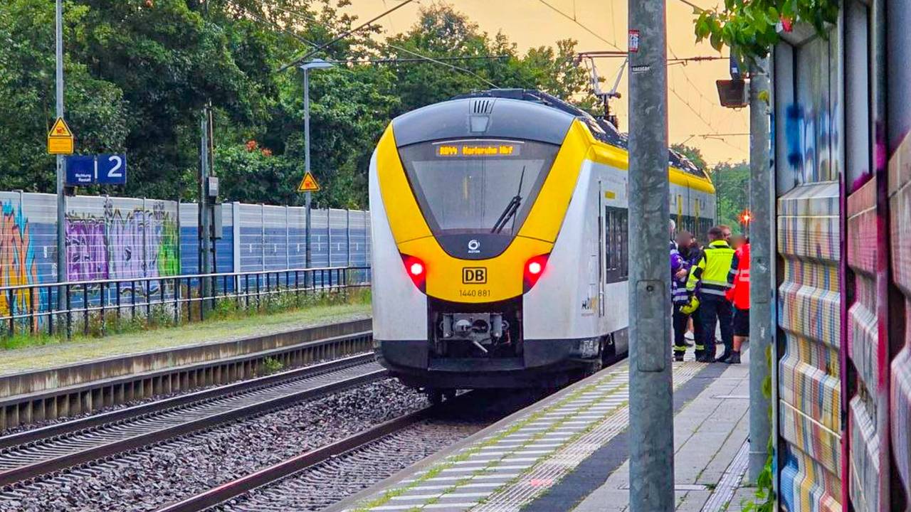 Schockierender Vorfall im Regio: Ein Streit eskaliert bei einer Fahrscheinkontrolle. Ein Bahnmitarbeiter wird derart heftig attackiert, dass er aus dem 120 km/h schnellen Zug stürzt.