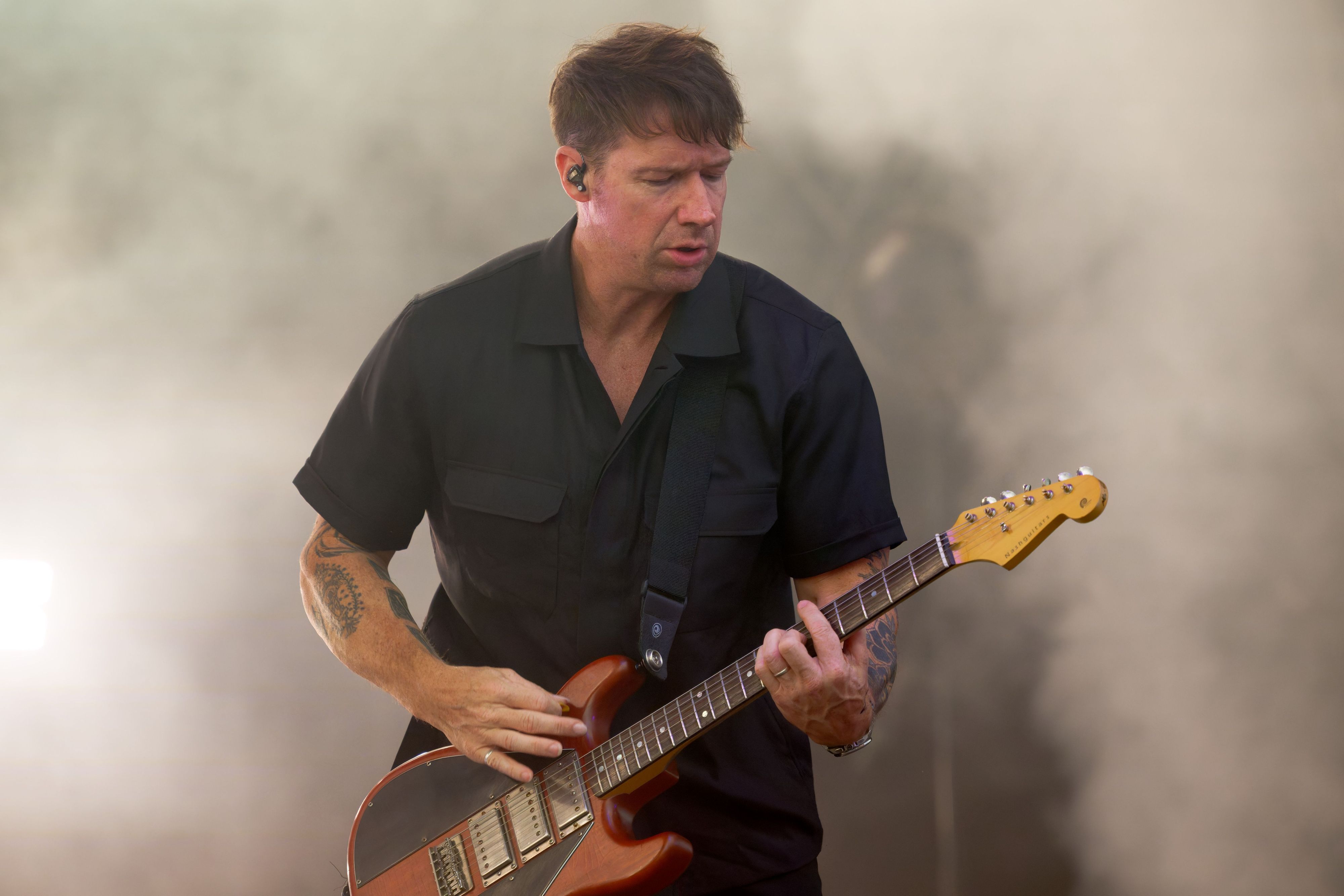 Gitarrist Zach Filkins von der Band OneRepublic steht bei einem Konzert in Düsseldorf auf der Bühne.