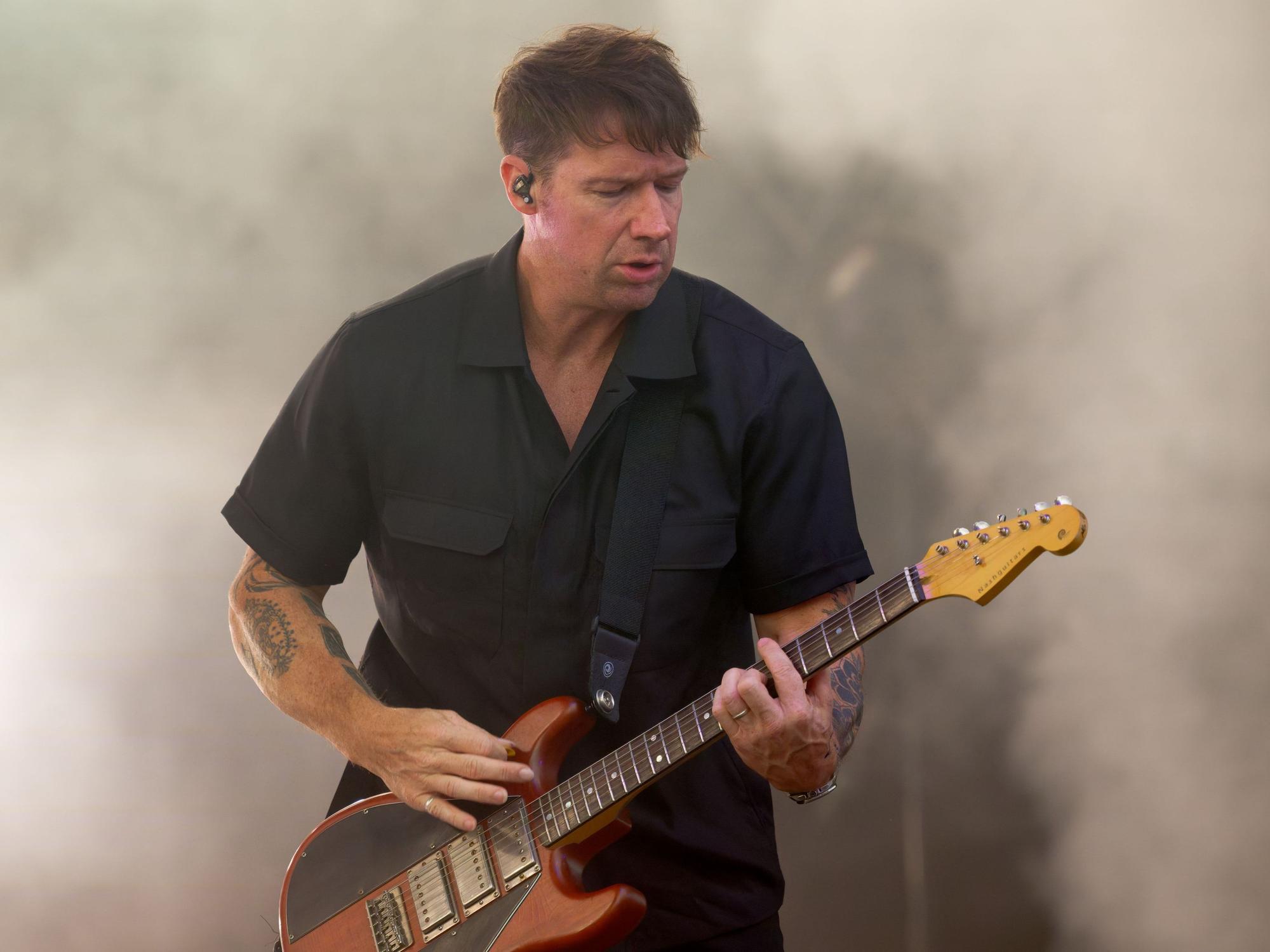 Gitarrist Zach Filkins von der Band OneRepublic steht bei einem Konzert in Düsseldorf auf der Bühne.