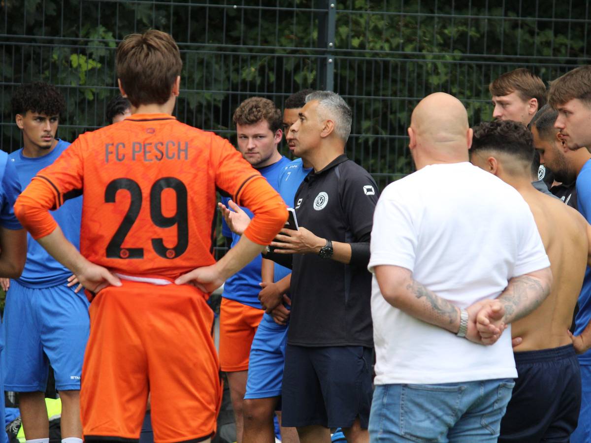 Trainer Ali Meybodi spricht mit seinen Spielern.