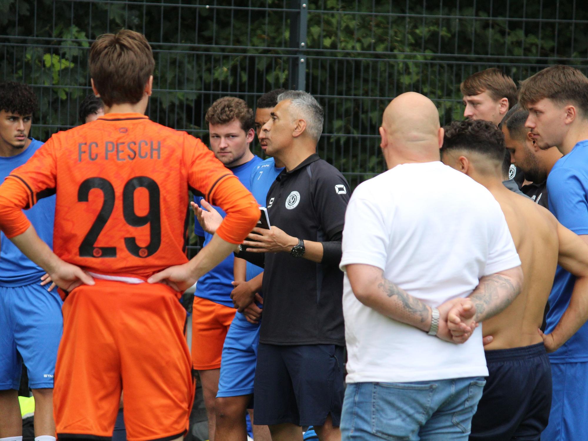 Trainer Ali Meybodi spricht mit seinen Spielern.