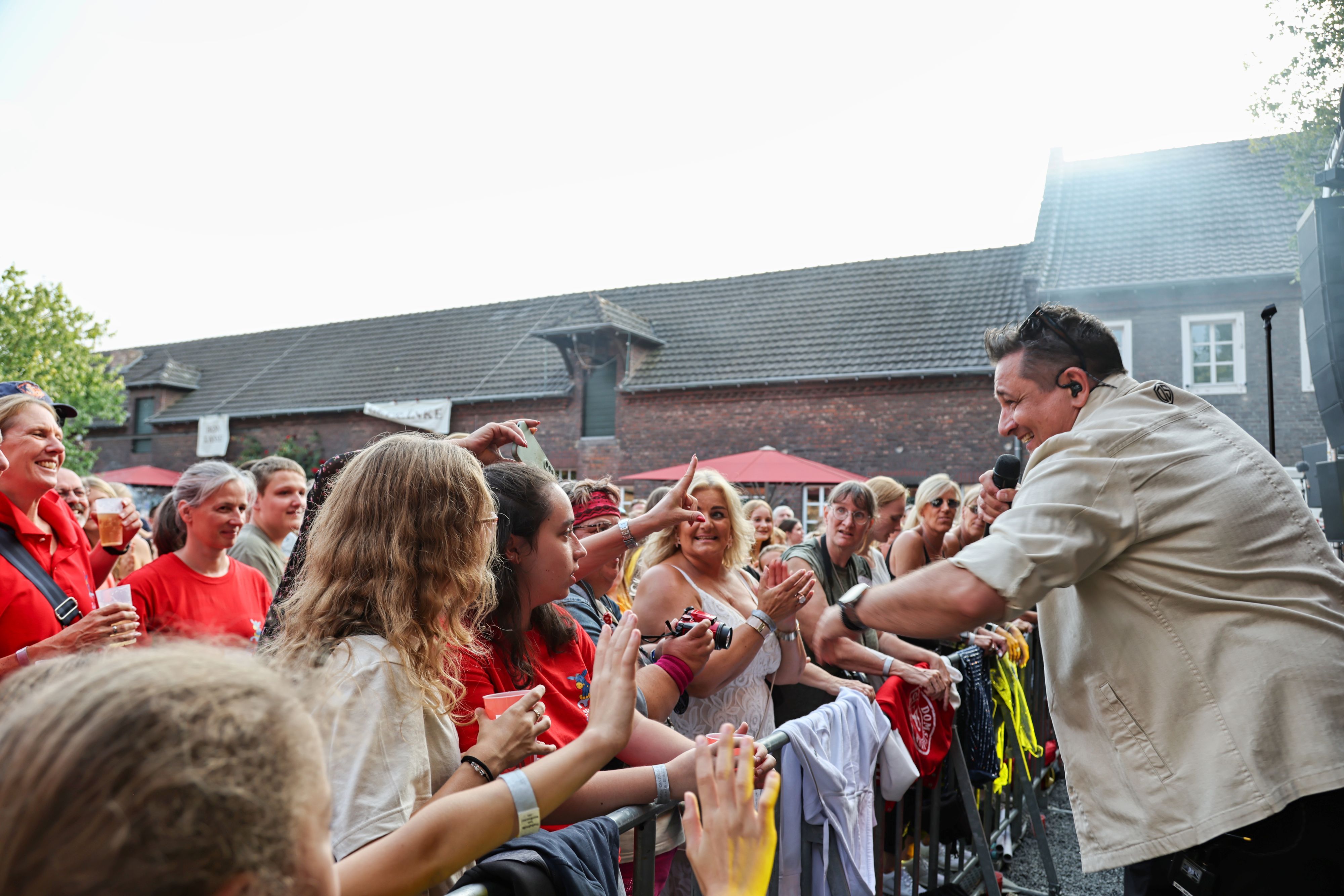 Domstürmer-Frontmann Micky Nauber mit den Fans.