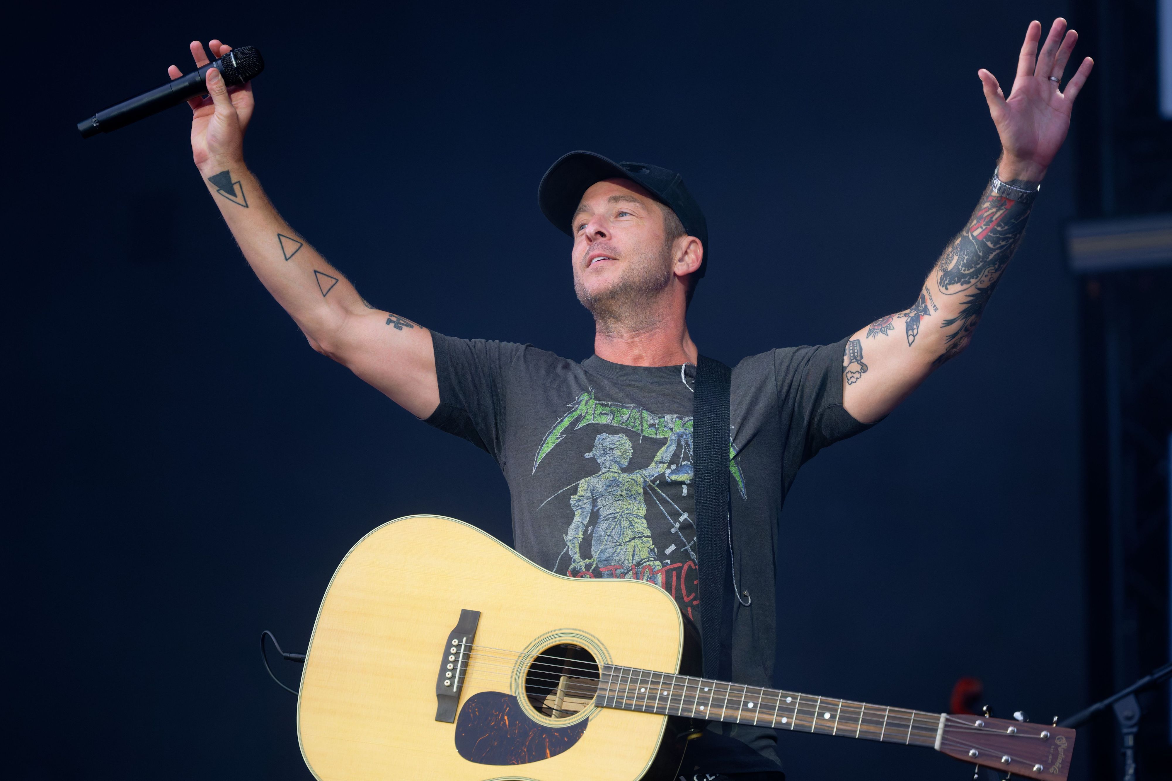 Der Sänger Ryan Tedder steht bei einem Konzert in Düsseldorf auf der Bühne.