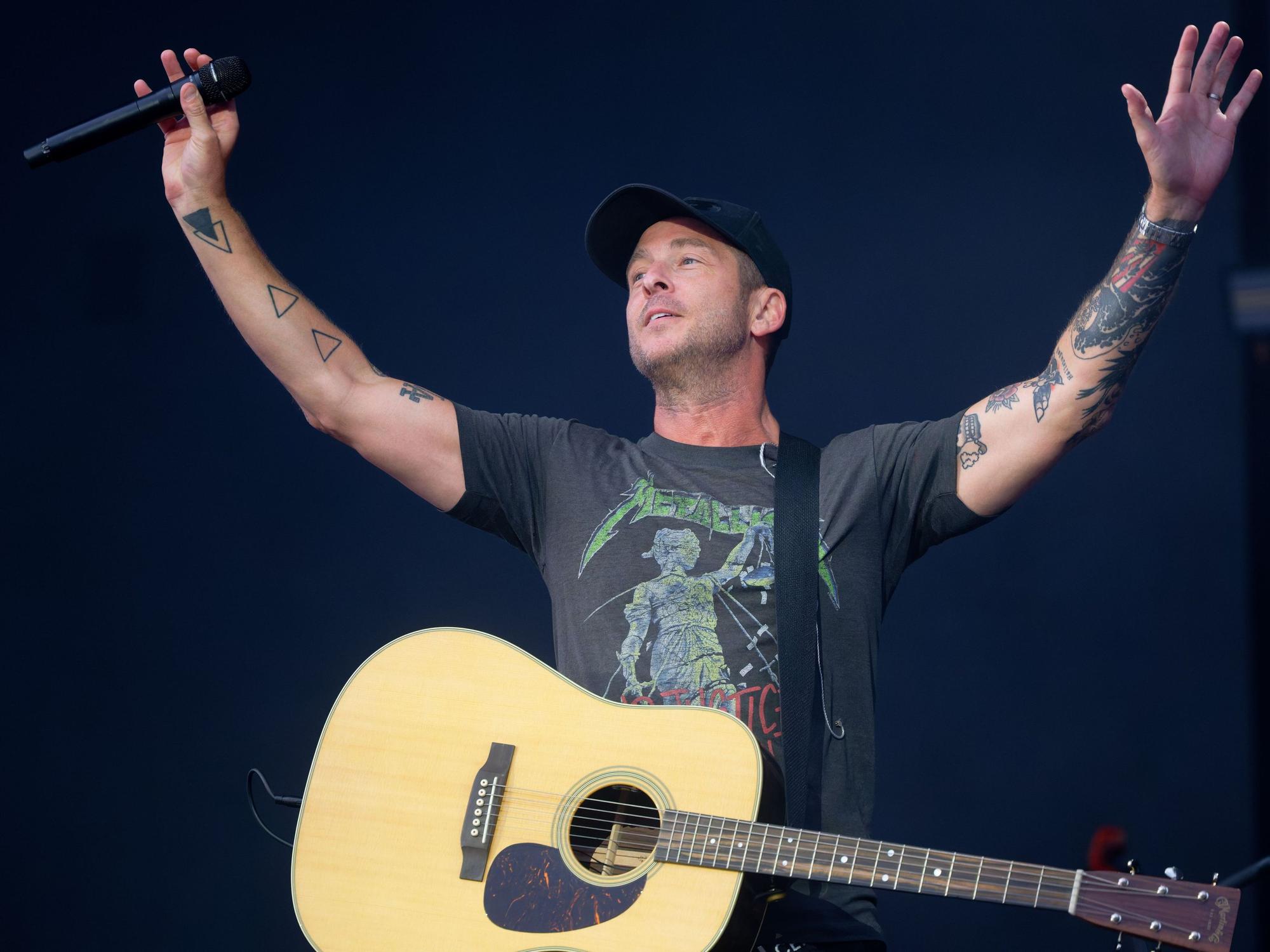 Der Sänger Ryan Tedder steht bei einem Konzert in Düsseldorf auf der Bühne.