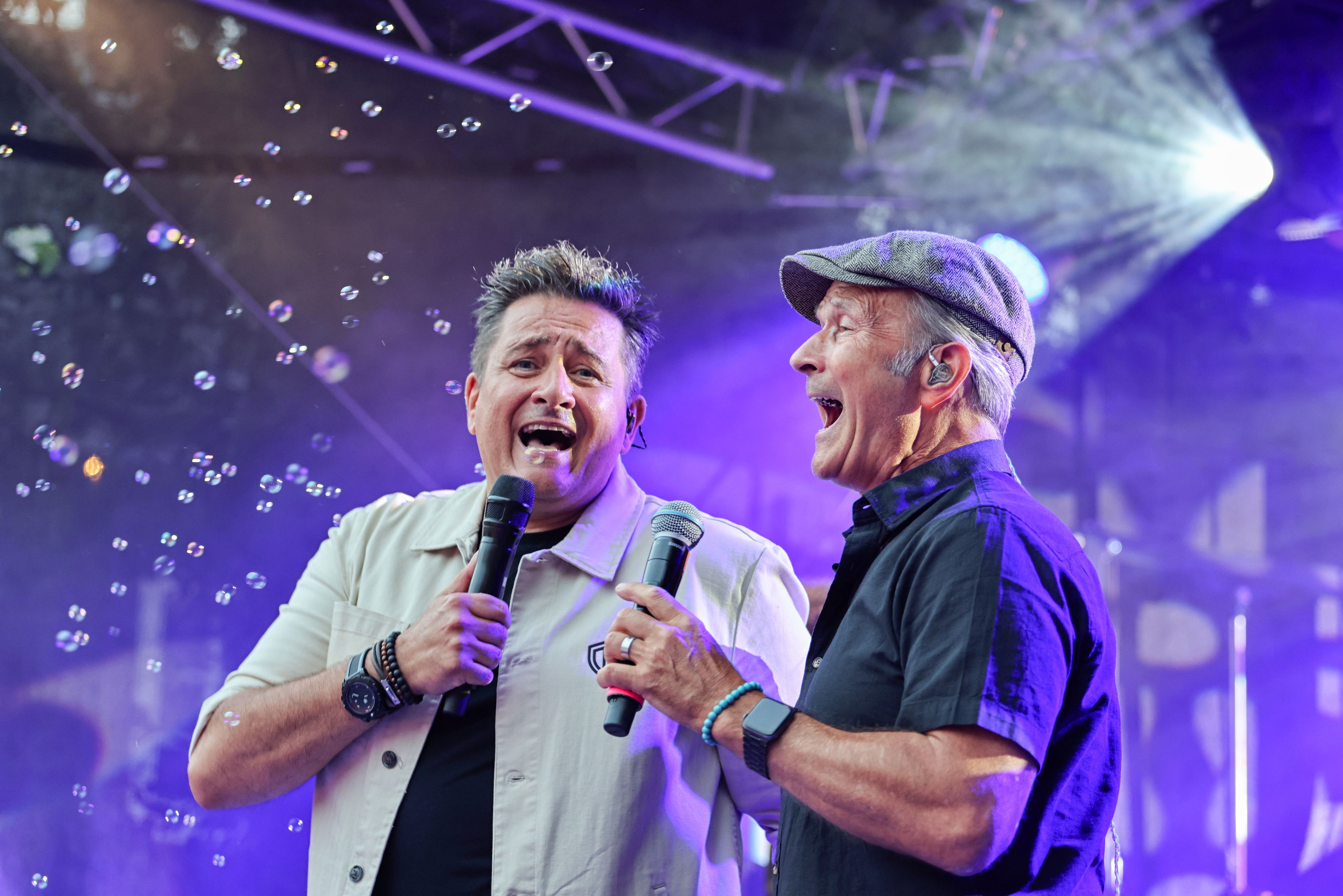 Micky Nauber singt mit Frank Reudenbach auf der Bühne.