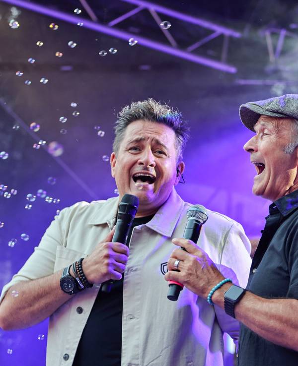 Micky Nauber singt mit Frank Reudenbach auf der Bühne.