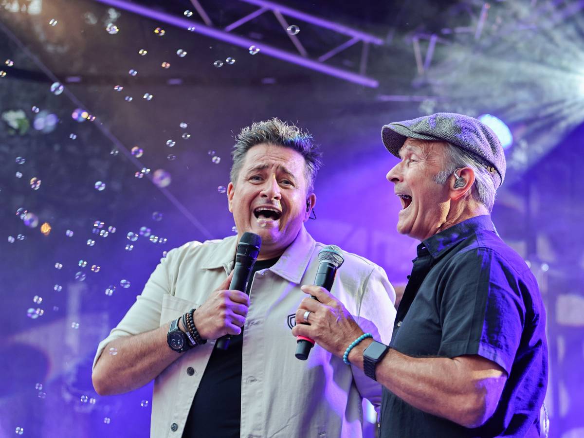 Micky Nauber singt mit Frank Reudenbach auf der Bühne.