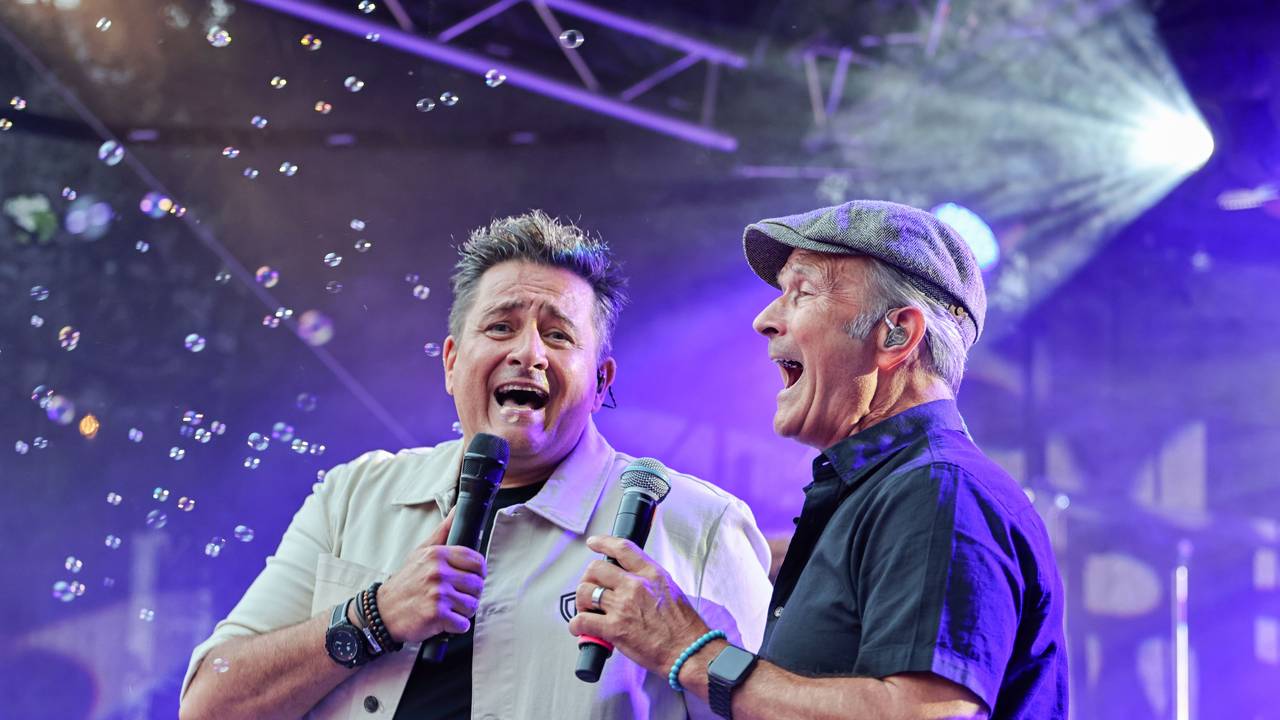 Micky Nauber singt mit Frank Reudenbach auf der Bühne.
