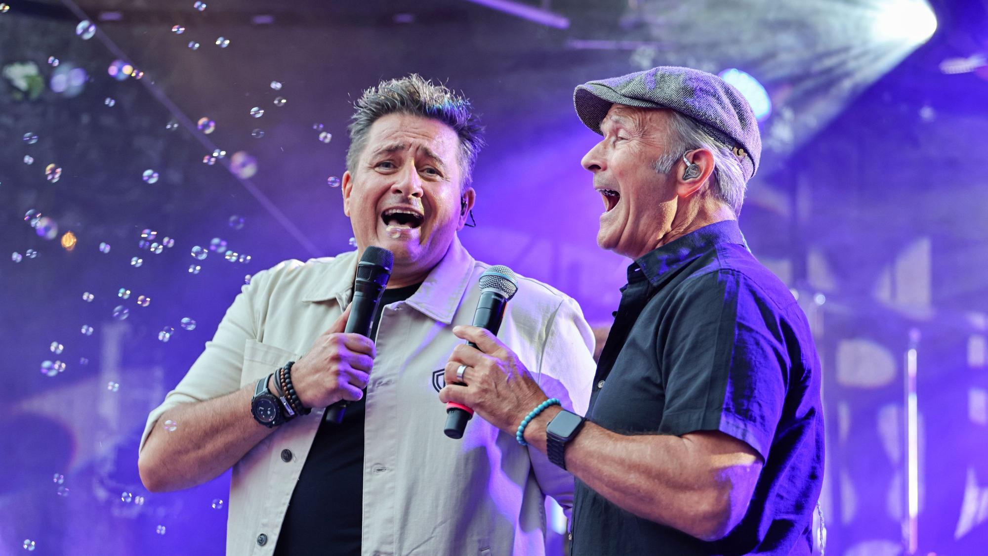 Micky Nauber singt mit Frank Reudenbach auf der Bühne.
