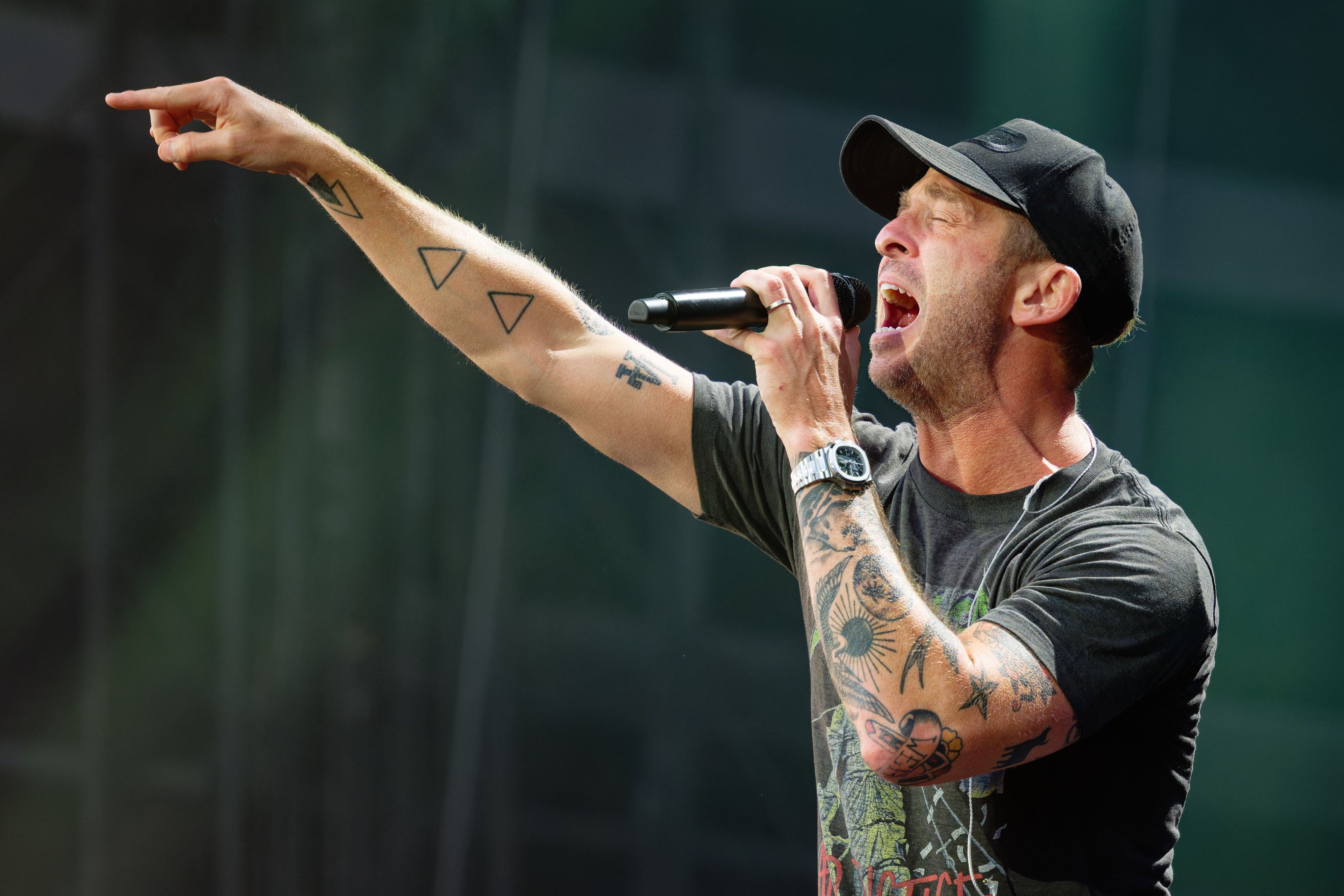 Der Sänger Ryan Tedder von der Band OneRepublic steht in Düsseldorf auf der Bühne.